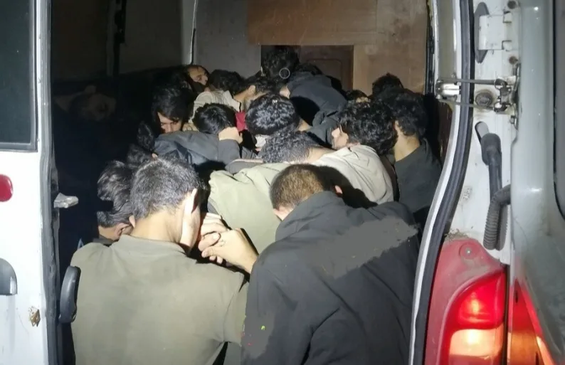 Bulgaristan’ın Strandzha Dağları’nda sınır polisi ekiplerince durdurulan bir minibüste, ülkeye